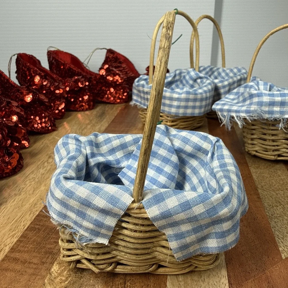 Wizard Of Oz (5) Wicker/Gingham Baskets & (8) Sequined Ruby Slippers Ornaments - Picture 4 of 12